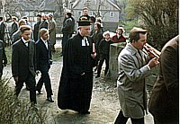 Pfarrer Farke beim Konfirmandenzug 1968