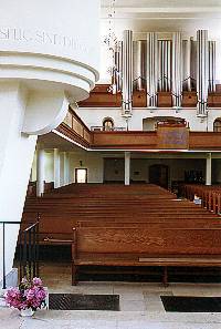 Blick vom Altar zur Orgel